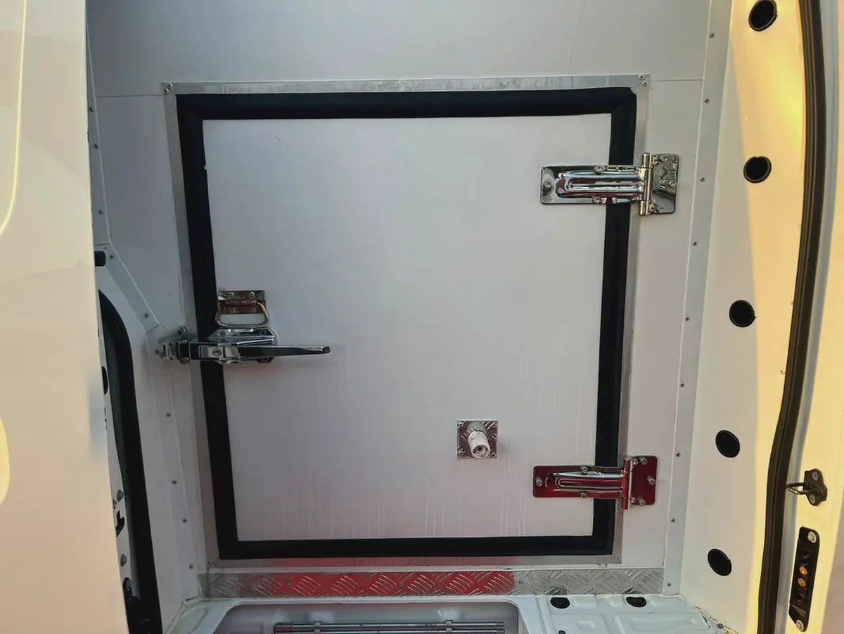 2022 Nissan Urvan | Chiller  friezer | Manual Van | GCC | Screen | Ref#1014-10-10
