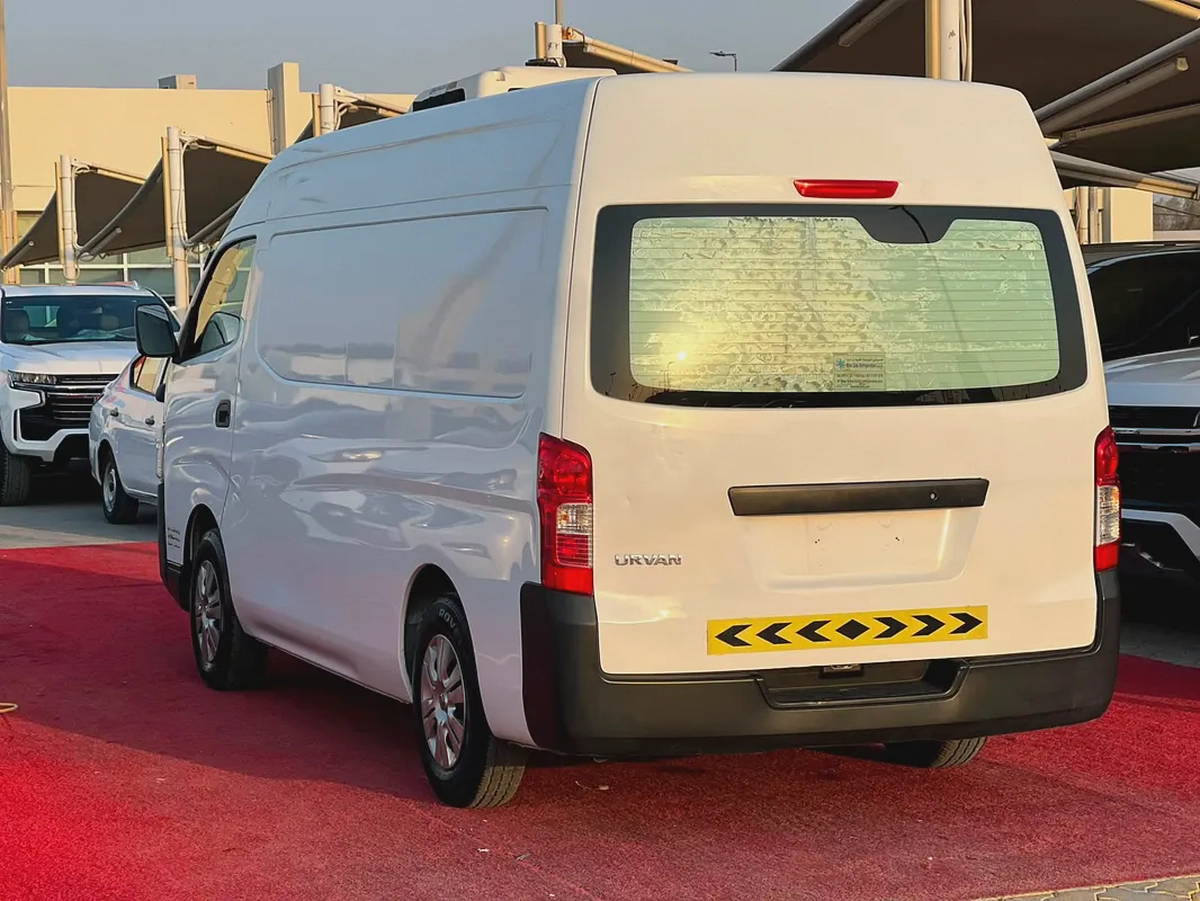 2022 Nissan Urvan | Chiller  friezer | Manual Van | GCC | Screen | Ref#1014-3-3