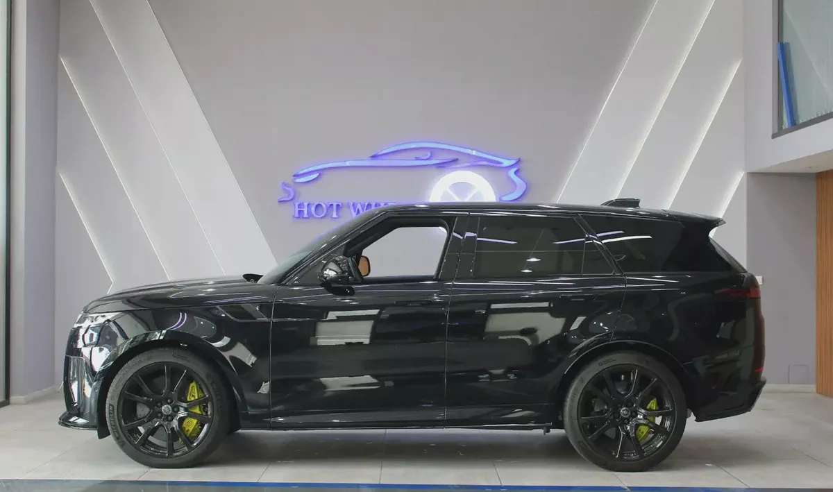 2025 - Range Rover Sport SV Carbon Bronze - V8 for 666,000.00 AED-5-5