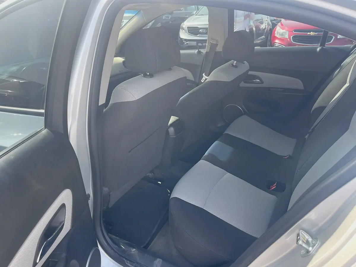 chevrolt cruze 2016 silver color GCC calen car