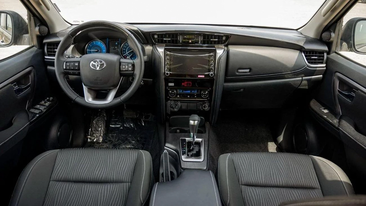 Toyota Fortuner  2.4 DIESEL AT MID OPTION-3-3