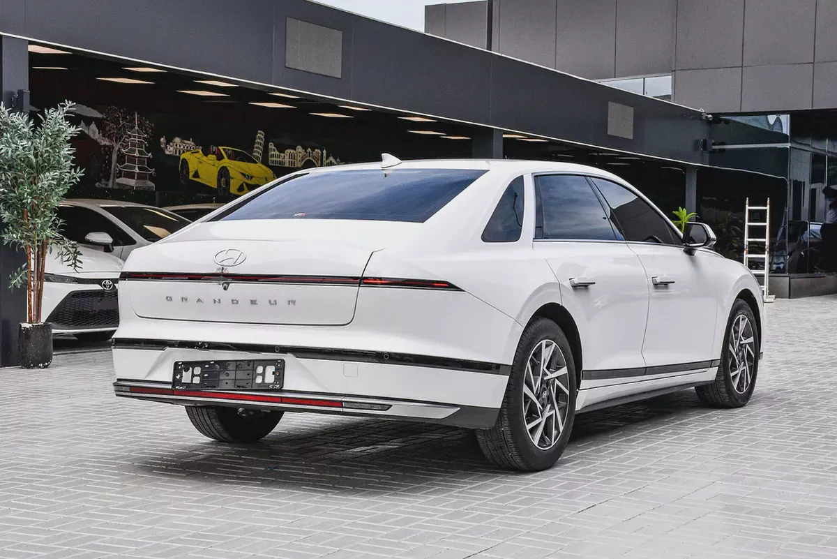 Hyundai Azera Hybrid 2025 | Korean Specs | Clean Title | 13K KM | White | هيونداي ازيرا هايبرد 2025-7-7