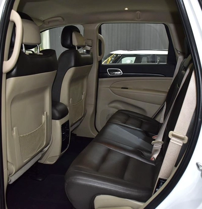 Jeep Grand Cherokee Laredo ( 2020 Model ) in White Color GCC Specs-12