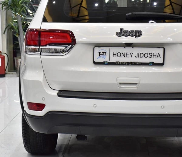 Jeep Grand Cherokee Laredo ( 2020 Model ) in White Color GCC Specs