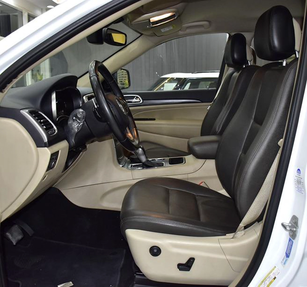 Jeep Grand Cherokee Laredo ( 2020 Model ) in White Color GCC Specs-4-4