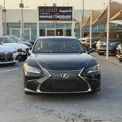 LEXUS ES300 H (2019)// GCC // FULL OPTIONS// ORIGENAL PAINT//GOOD CONDITION//LOW MILLAGE//-3