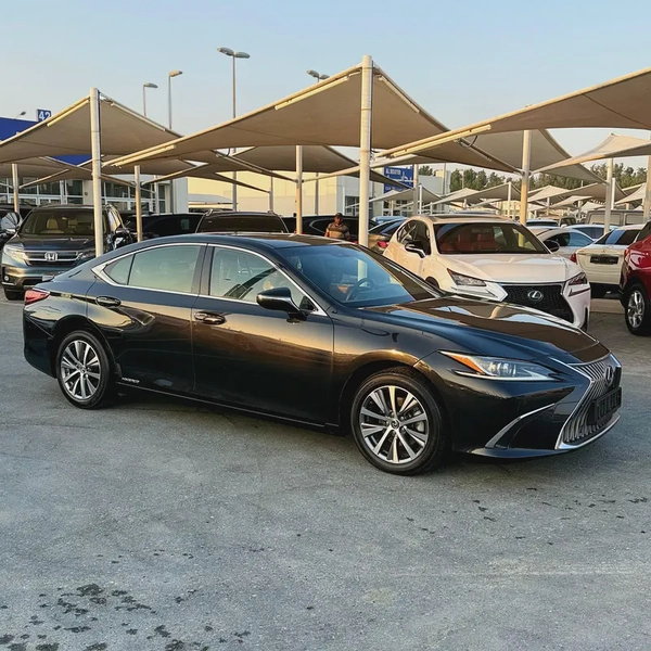 LEXUS ES300 H (2019)// GCC // FULL OPTIONS// ORIGENAL PAINT//GOOD CONDITION//LOW MILLAGE//