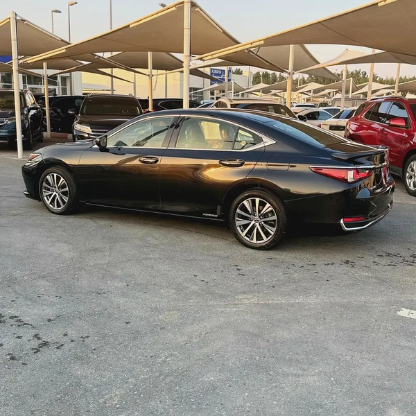 LEXUS ES300 H (2019)// GCC // FULL OPTIONS// ORIGENAL PAINT//GOOD CONDITION//LOW MILLAGE//