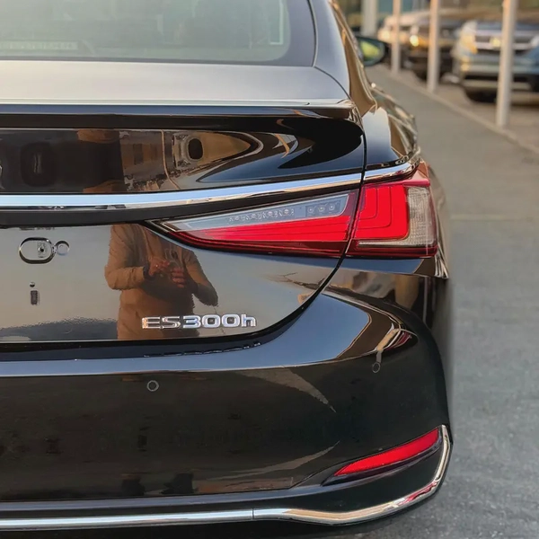LEXUS ES300 H (2019)// GCC // FULL OPTIONS// ORIGENAL PAINT//GOOD CONDITION//LOW MILLAGE//