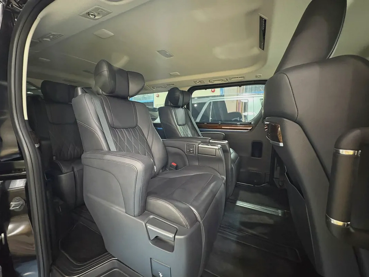 Toyota Granvia Premium 2023 MODEL - GCC SPECIFICATION-9-9