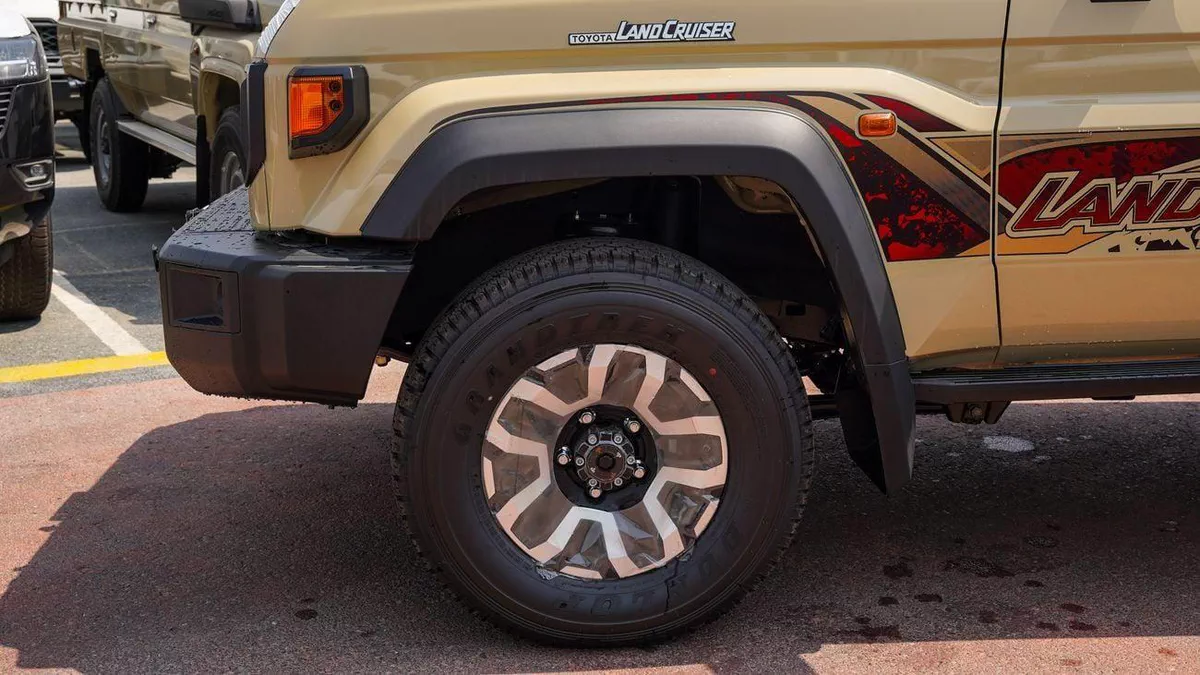 Toyota Land Cruiser Pickup 70 TOYOTA LC79 DC 2.8L DSL AT FULL LC79 DC 2.8L DIESEL 26 YM FULL AT-12-0