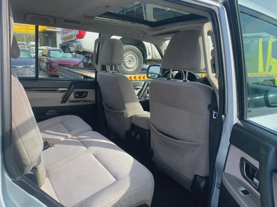 Mitsbish pajero 2010 silver cokor fullopshin GcC calen car-5