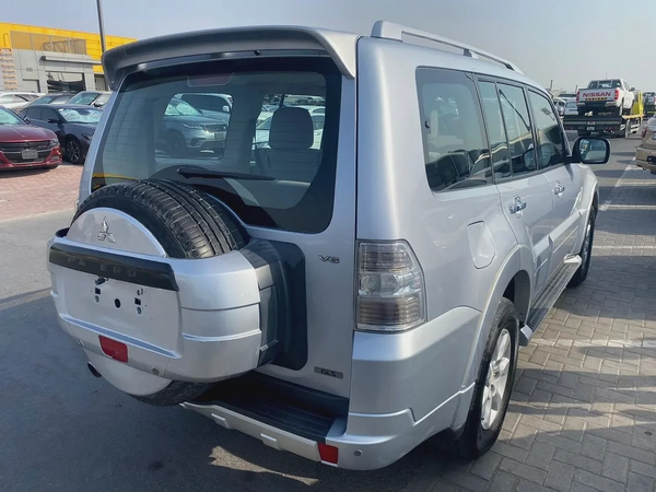 Mitsbish pajero 2010 silver cokor fullopshin GcC calen car