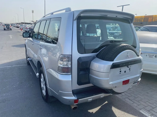 Mitsbish pajero 2010 silver cokor fullopshin GcC calen car