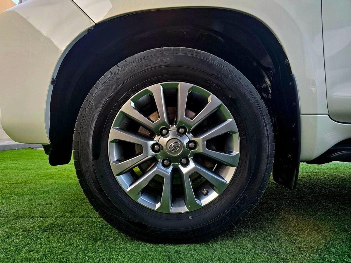 Toyota Prado GXR/ SUNROOF LEATHER/ V6 4.0L 4WD/ LOW MILEAGE-8-8