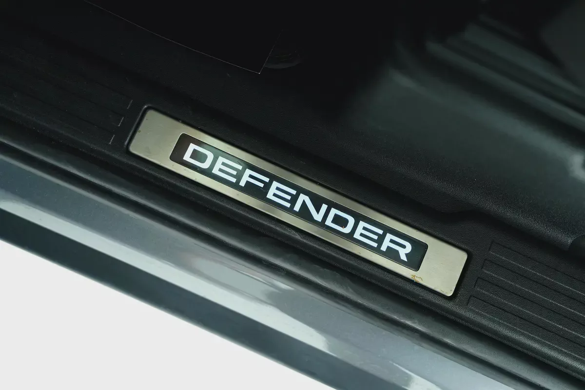 Land Rover Defender 90 P400 X Dynamic-Very Low Mileage-Premium Metallic Color-2 Tone Interior-17-17