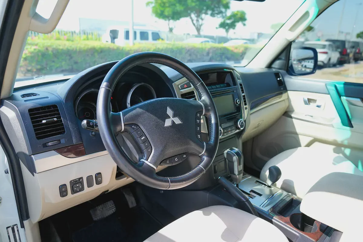 MITSUBISHI PAJERO GLS 2017!! GCC SPECS-4-4