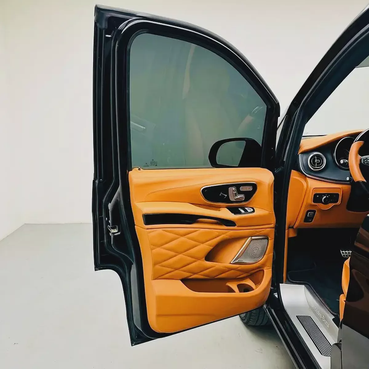 AED 4214 PM | MERCEDES V300 2025 | 7 SEATS VIP | HIGH OPTIONS | 1 YEAR WARRANTY-7-7
