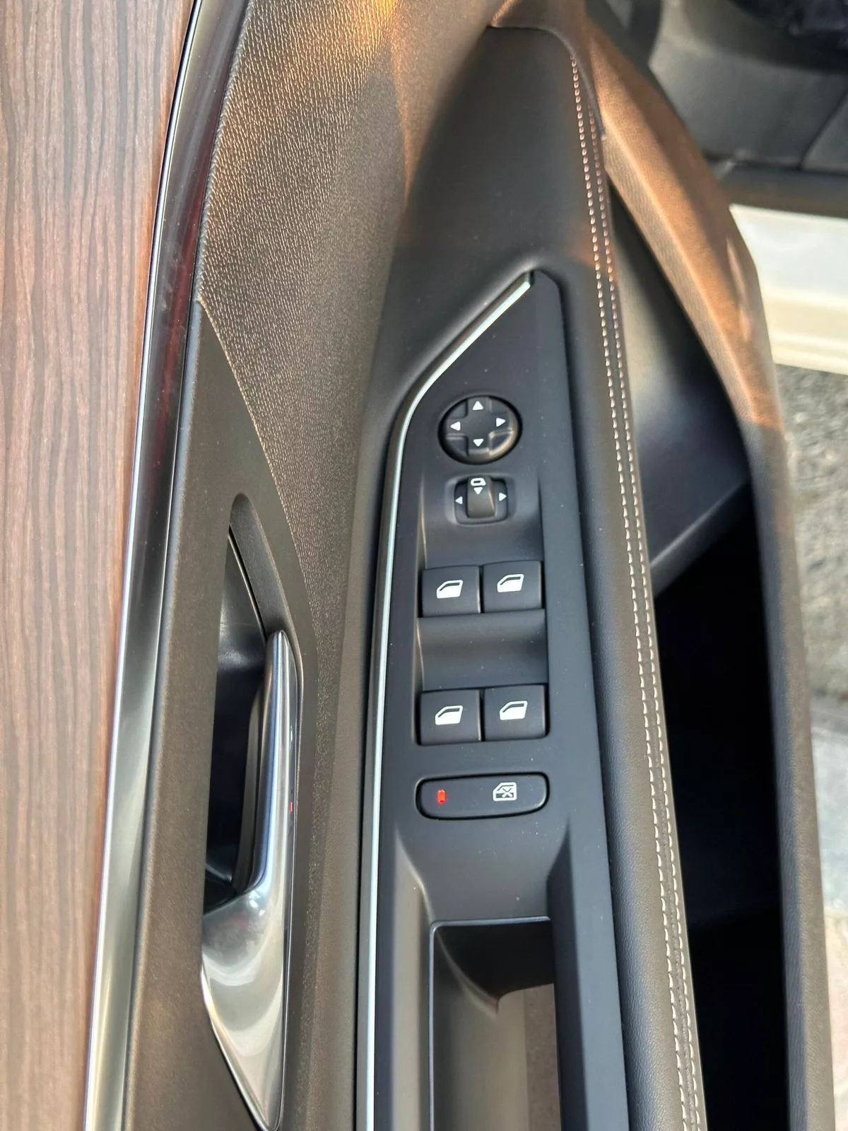 New Peugeot 5008-4-4