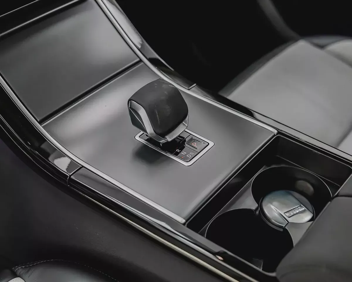 RANGE ROVER VELAR P250 SE - R/DYNAMIC - 2025 - GCC - AL TAYER WARRANTY AND SERVICE CONTRACT-12-12