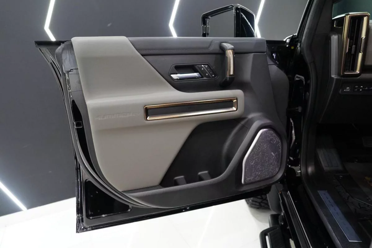 GMC Hummer EV Pickup-8-8