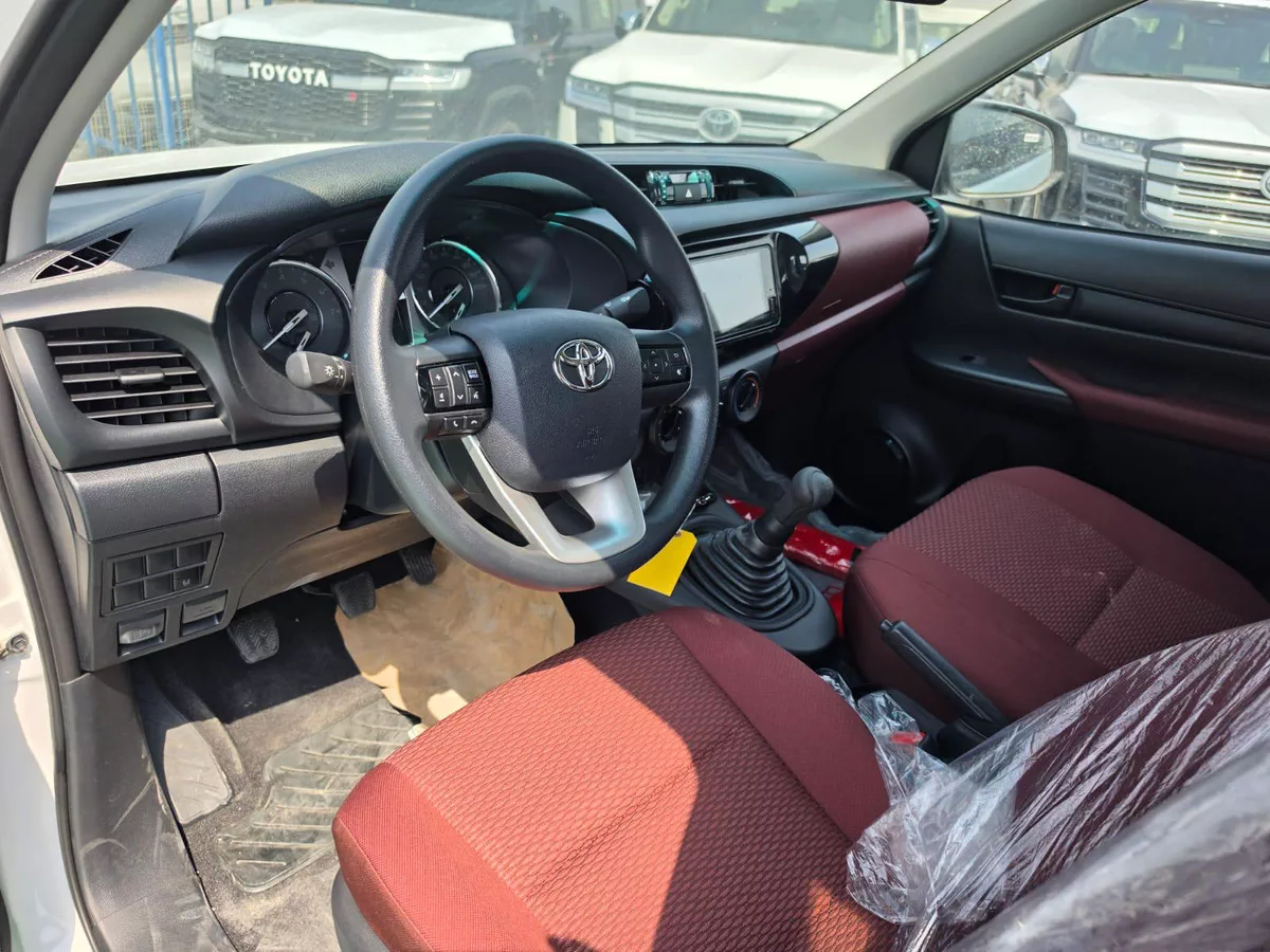 TOYOTA HILUX 4X2 DC MANUAL-4-4
