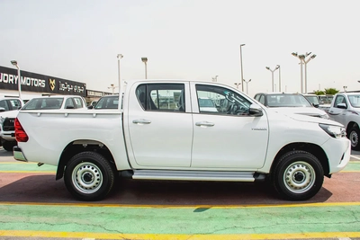 Toyota Hilux Double Cab DLX 2026 GCC Specs-4