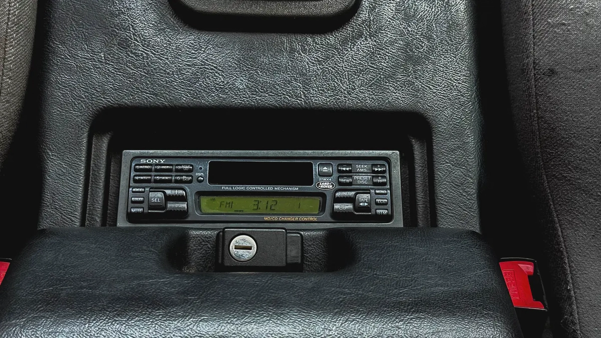 Land Rover Defender 50th Year Edition Japanese Specs 4.0L V8 1997 Good Condition 1 of 500-7-7