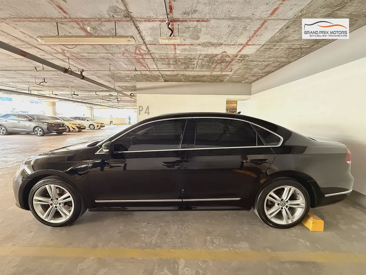 Volkswagen Passat SEL V5 2.5L 2012 Model GCC Specs WIth Partial Service History In Perfect Condition