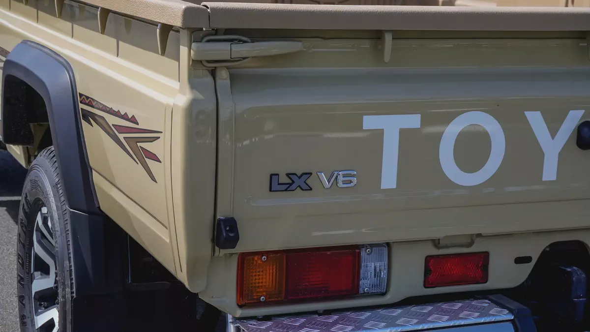 2025 Toyota Land Cruiser LC79 SC AT V6 4.0 Petrol Full Option-18-18