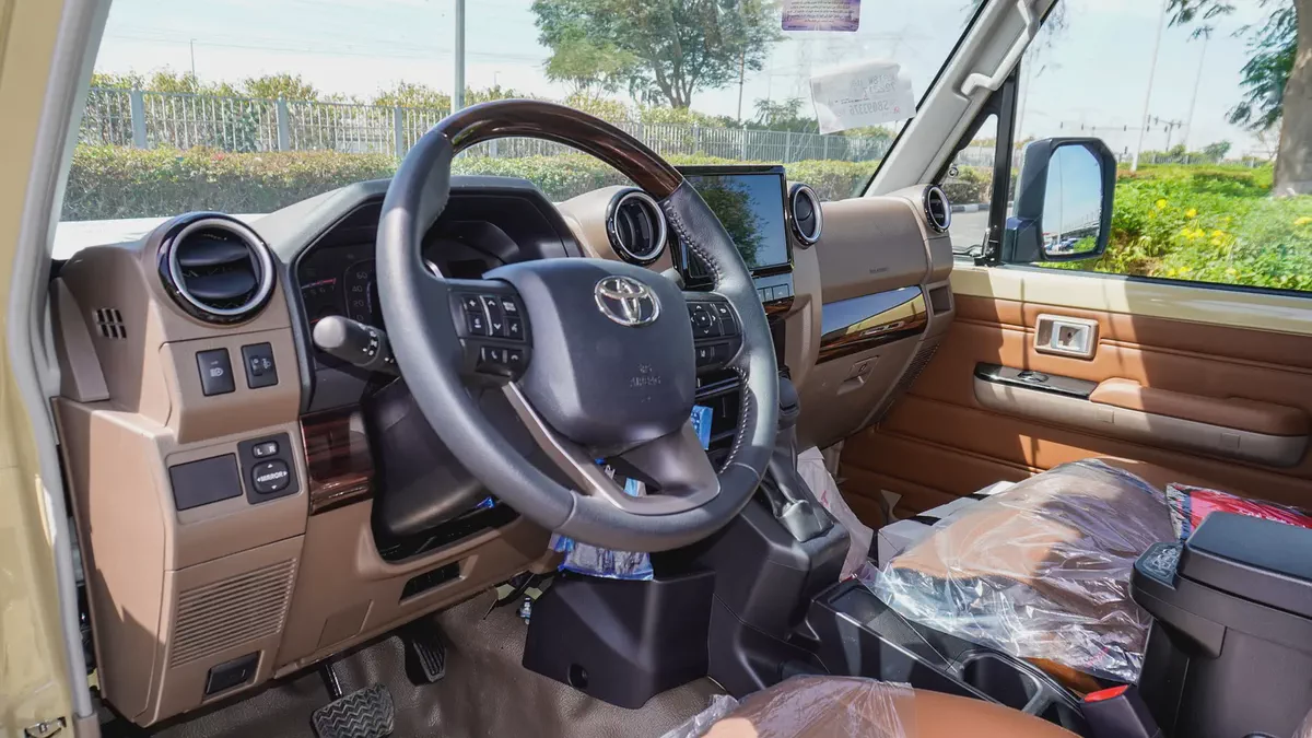 2025 Toyota Land Cruiser LC79 SC AT V6 4.0 Petrol Full Option-6-6