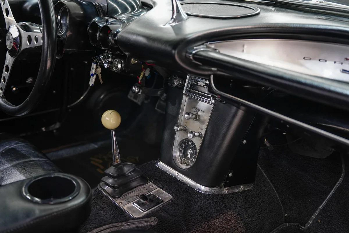 Chevrolet Corvette-8-8