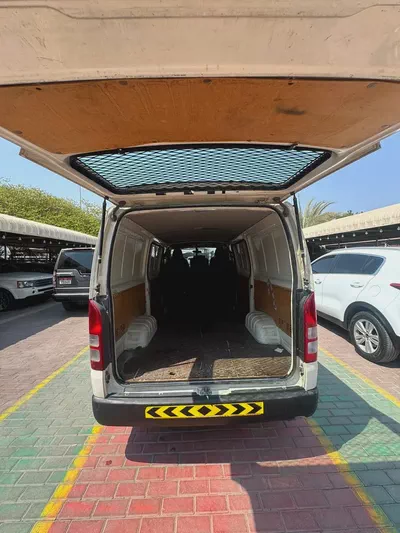 TOYOTA HIACE VAN DIESLE-10