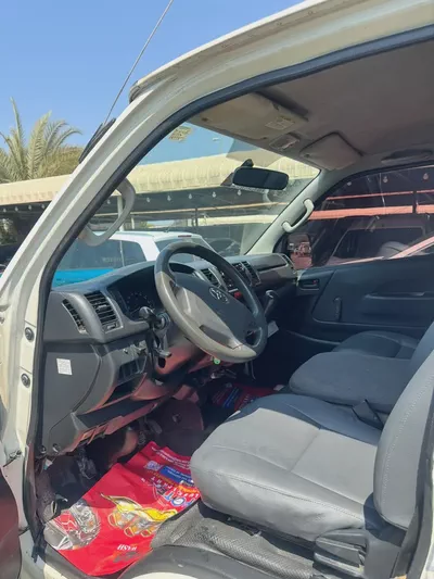 TOYOTA HIACE VAN DIESLE-8