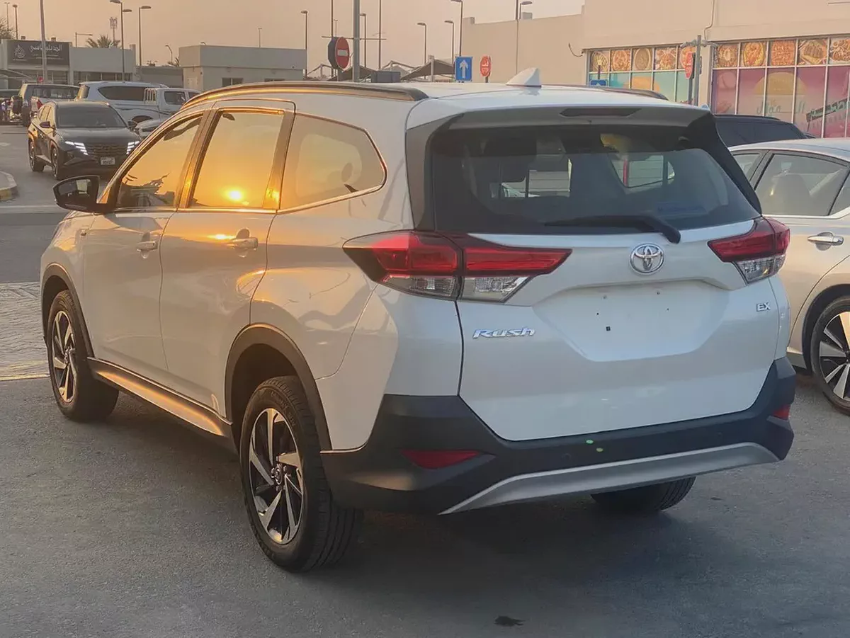 Toyota Rush EX 2023 | GCC Specs | Low Mileage | 7-Seater Family SUV-8-8