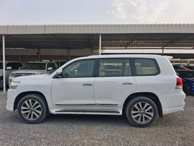 Toyota Land Cruiser VXR 2017 | GCC Specs | Pristine Condition-3