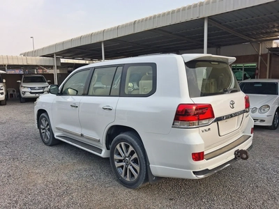Toyota Land Cruiser VXR 2017 | GCC Specs | Pristine Condition-4