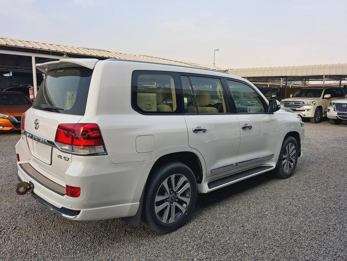 Toyota Land Cruiser VXR 2017 | GCC Specs | Pristine Condition-2-2