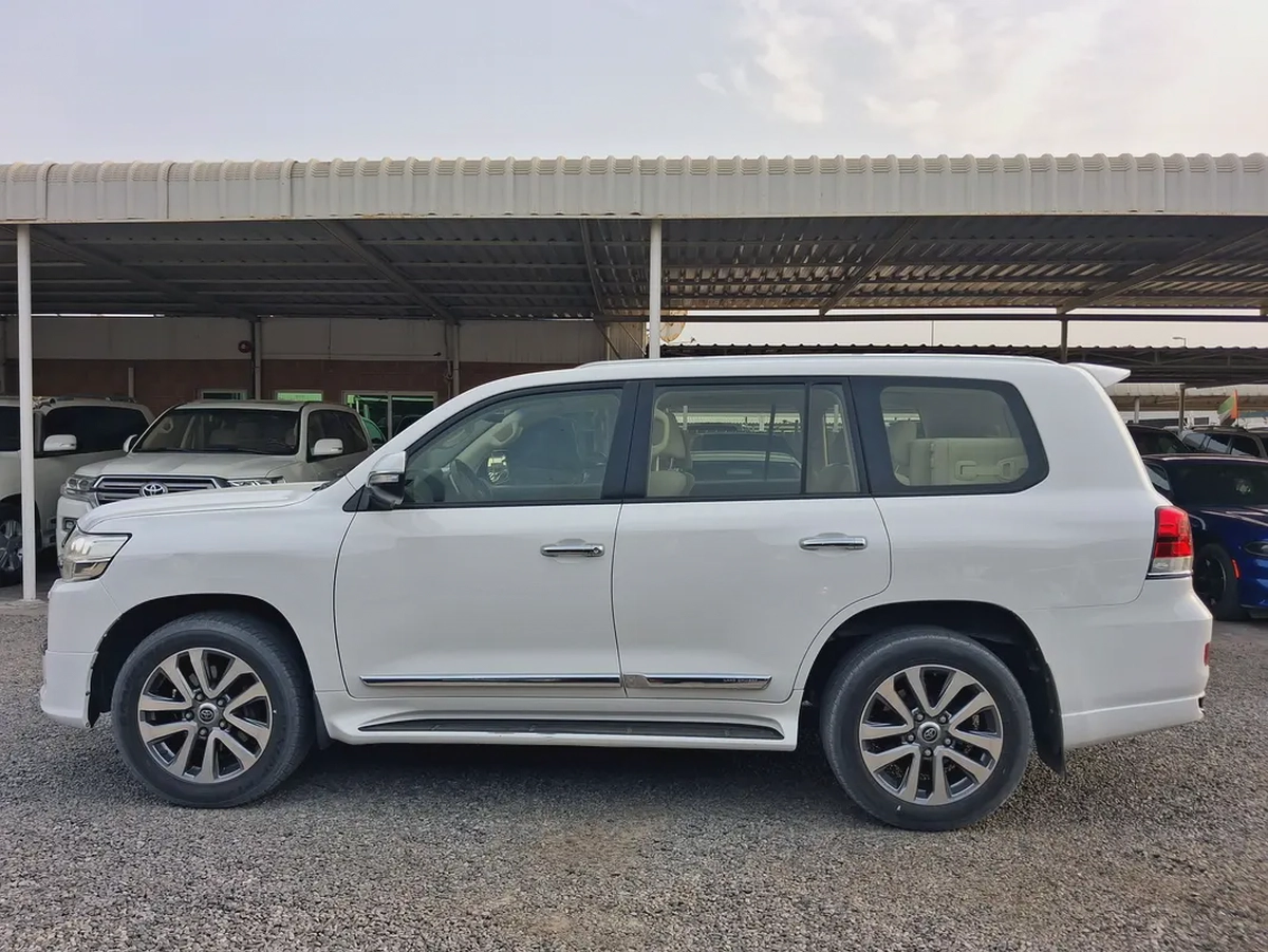 Toyota Land Cruiser VXR 2017 | GCC Specs | Pristine Condition-3-3