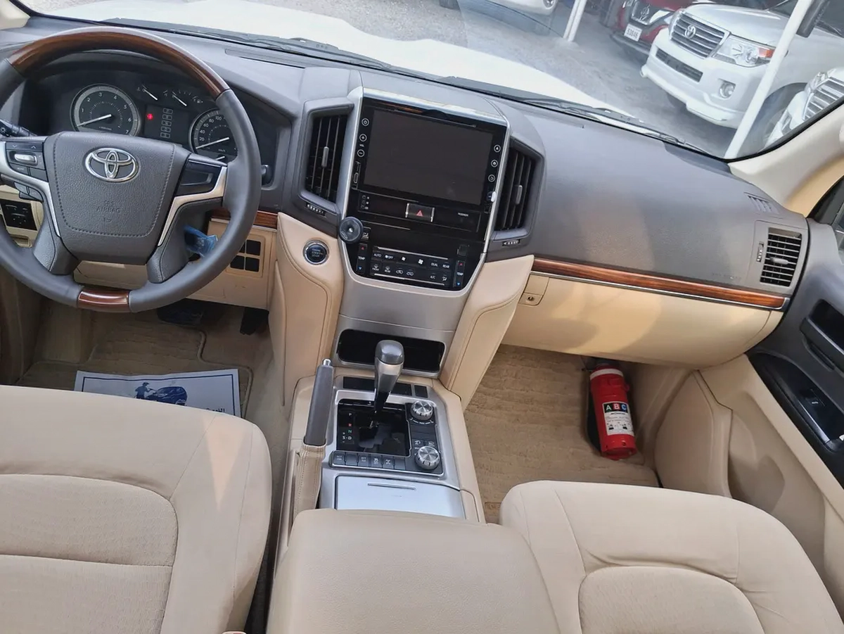 Toyota Land Cruiser VXR 2017 | GCC Specs | Pristine Condition-6-6