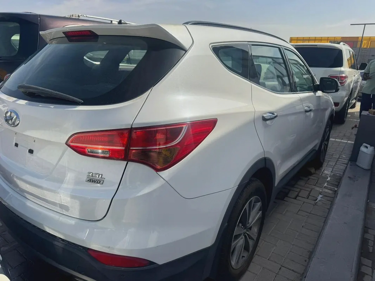 Hyundai Santa’s 2015 white color GCC calen car