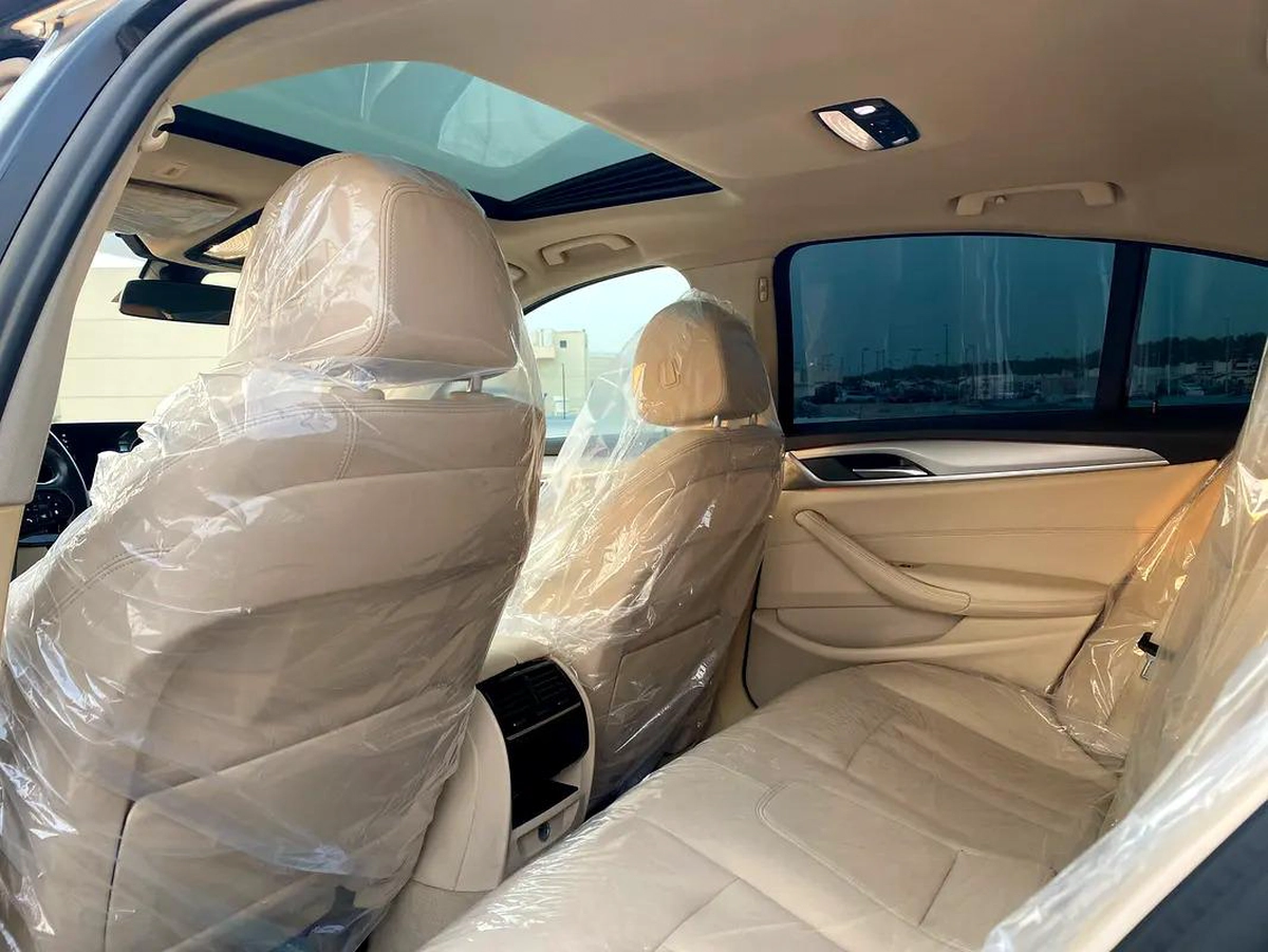 BMW 5-Series 520i-8-8