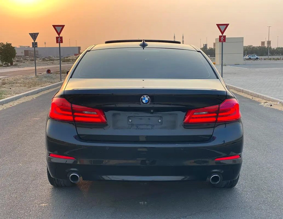 BMW 5-Series 520i-4-4