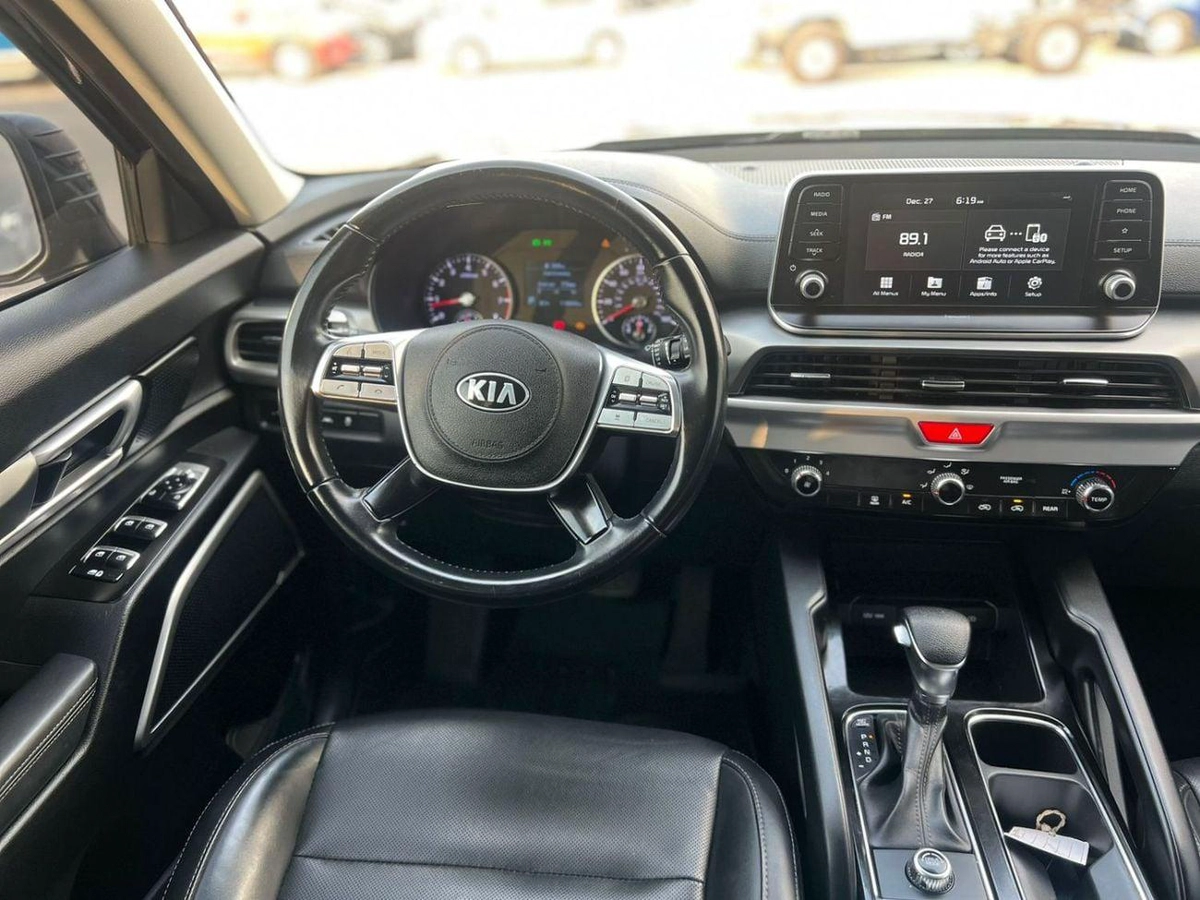 Kia Telluride 2020 Kia Telluride LX  3.8L V6 - Rear Camera & Sensor  - Leather Seats  With Rims --11-0