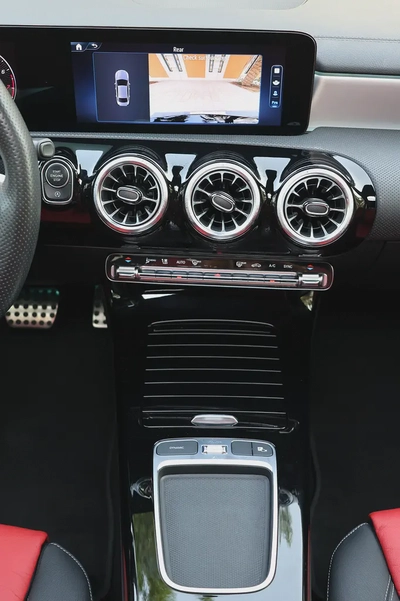 A200 AMG - GCC SPECS - UNDER WARRANTY / SERVICE CONTRACT 105,000 KM FROM GARGASH - ACCIDENT FREE --12
