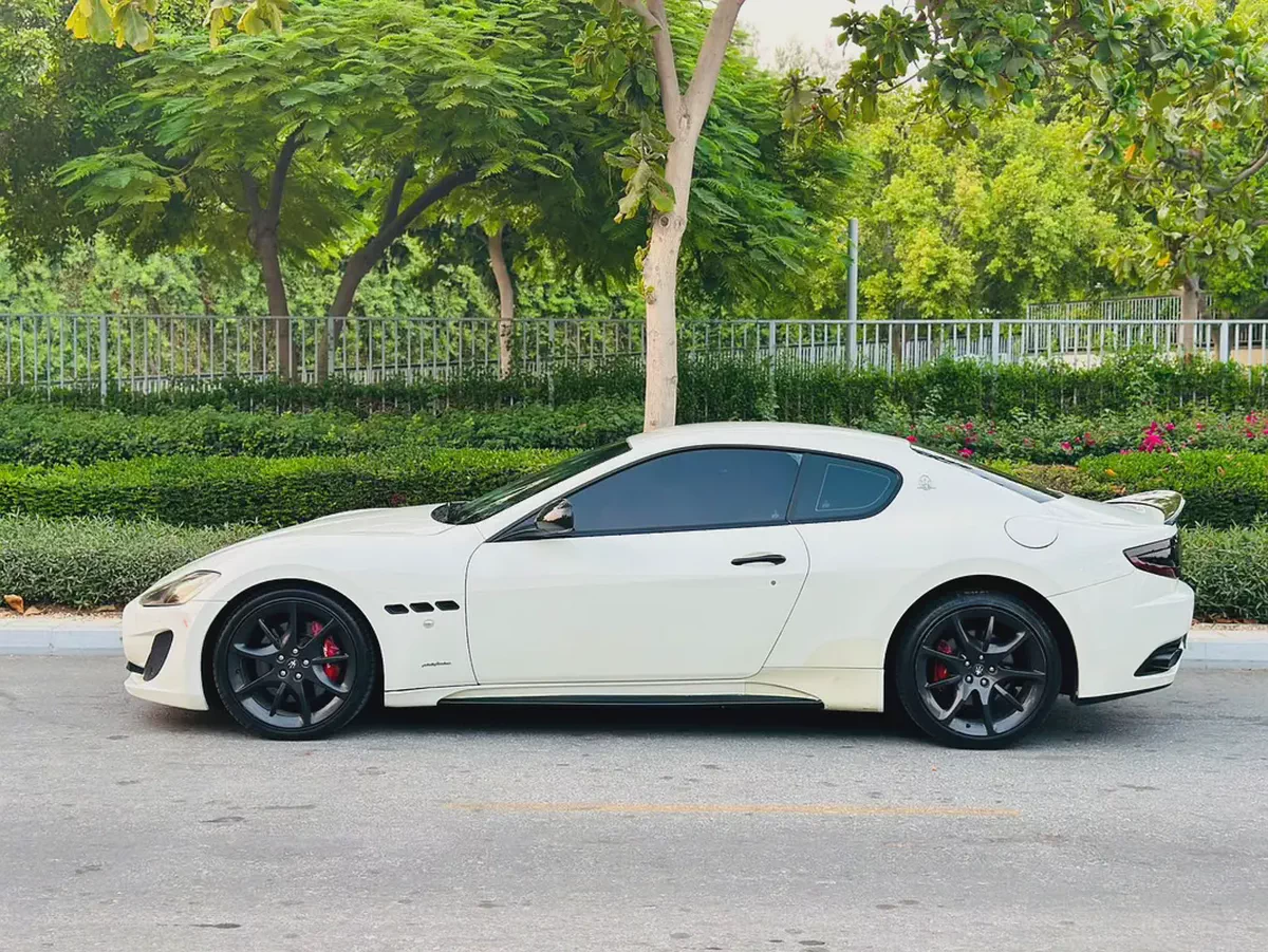 2014 Maserati GranTurismo Sport GCC | 4.7L V8 460 HP | Sport Skyhook Suspension | Red Carbon Fiber I-11-11