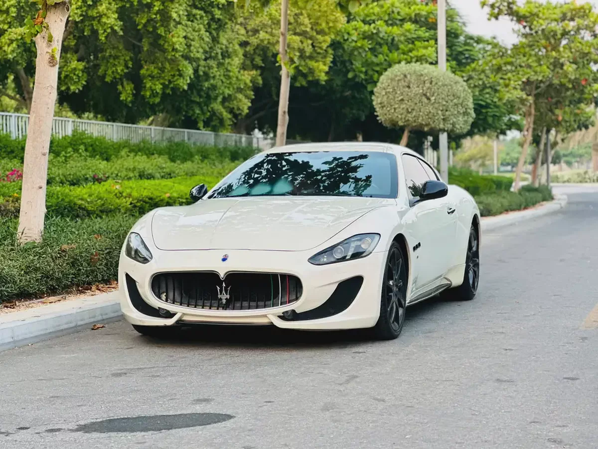 2014 Maserati GranTurismo Sport GCC | 4.7L V8 460 HP | Sport Skyhook Suspension | Red Carbon Fiber I-1-1