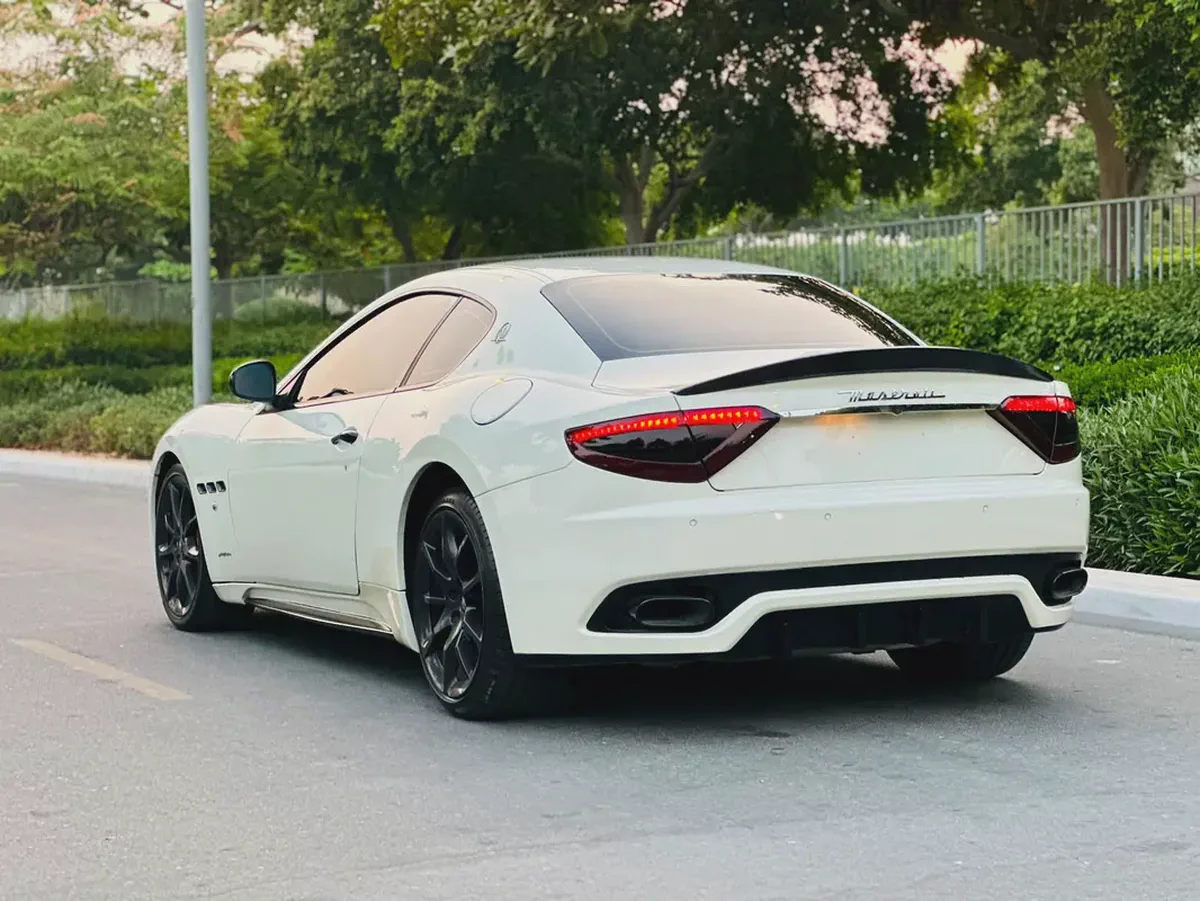 2014 Maserati GranTurismo Sport GCC | 4.7L V8 460 HP | Sport Skyhook Suspension | Red Carbon Fiber I-4-4