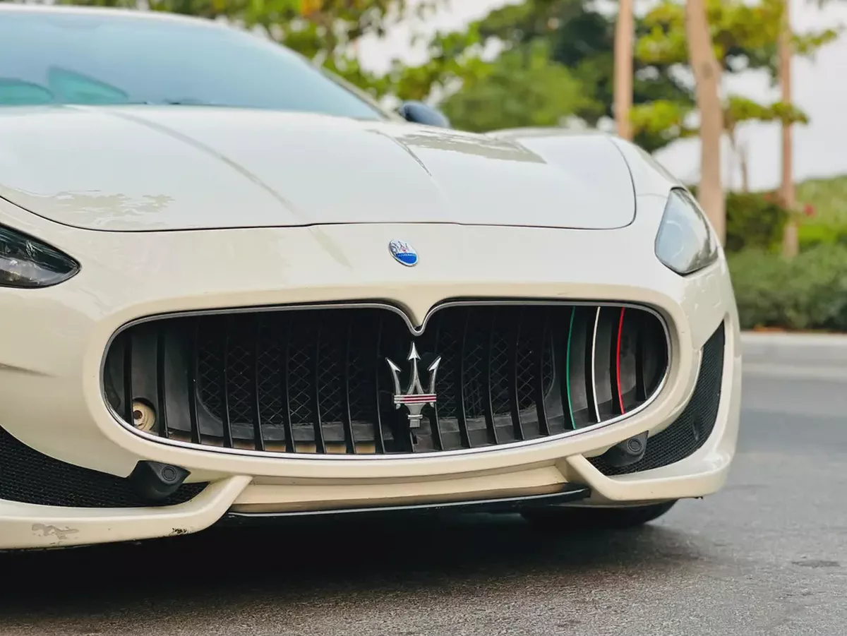 2014 Maserati GranTurismo Sport GCC | 4.7L V8 460 HP | Sport Skyhook Suspension | Red Carbon Fiber I-5-5