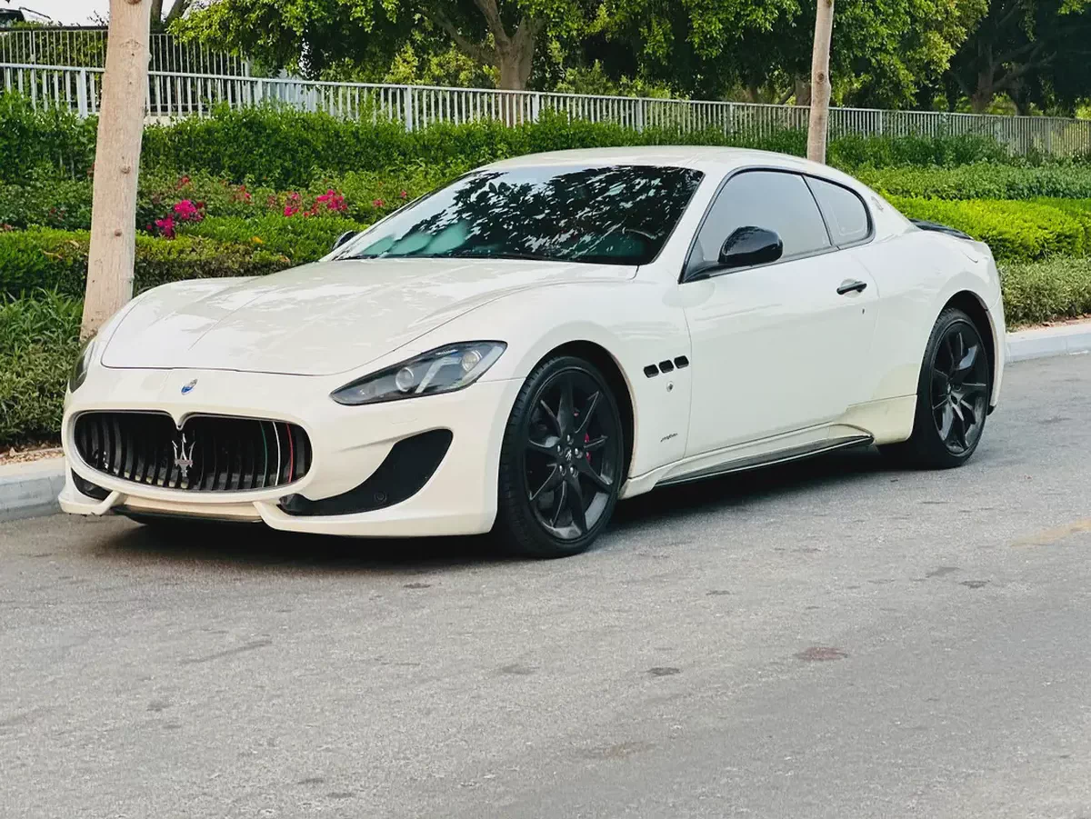 2014 Maserati GranTurismo Sport GCC | 4.7L V8 460 HP | Sport Skyhook Suspension | Red Carbon Fiber I-8-8